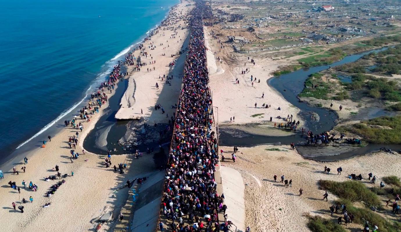 Miles de palestinos vuelven a Gaza tras el alto el fuego