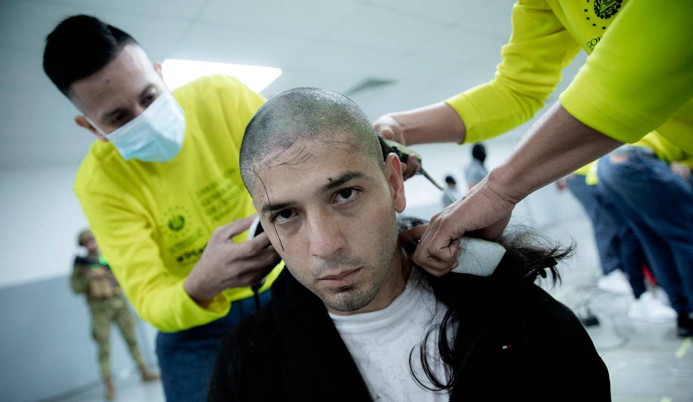 Una vez los presos ingresaron a la prisión, todos fueron rapados, afeitados y sus indumentarias fueron cambiadas, después fueron reubicados en sus respectivas celdas. Foto: AFP