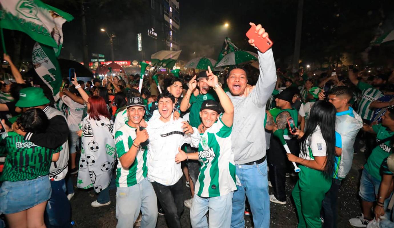 La celebración continuará en los próximos días con el homenaje a los jugadores y cuerpo técnico, quienes recibirán el cariño de sus hinchas en una serie de eventos que, sin duda, prolongarán la fiesta verde en Medellín. Foto: Esneyder Gutiérrez