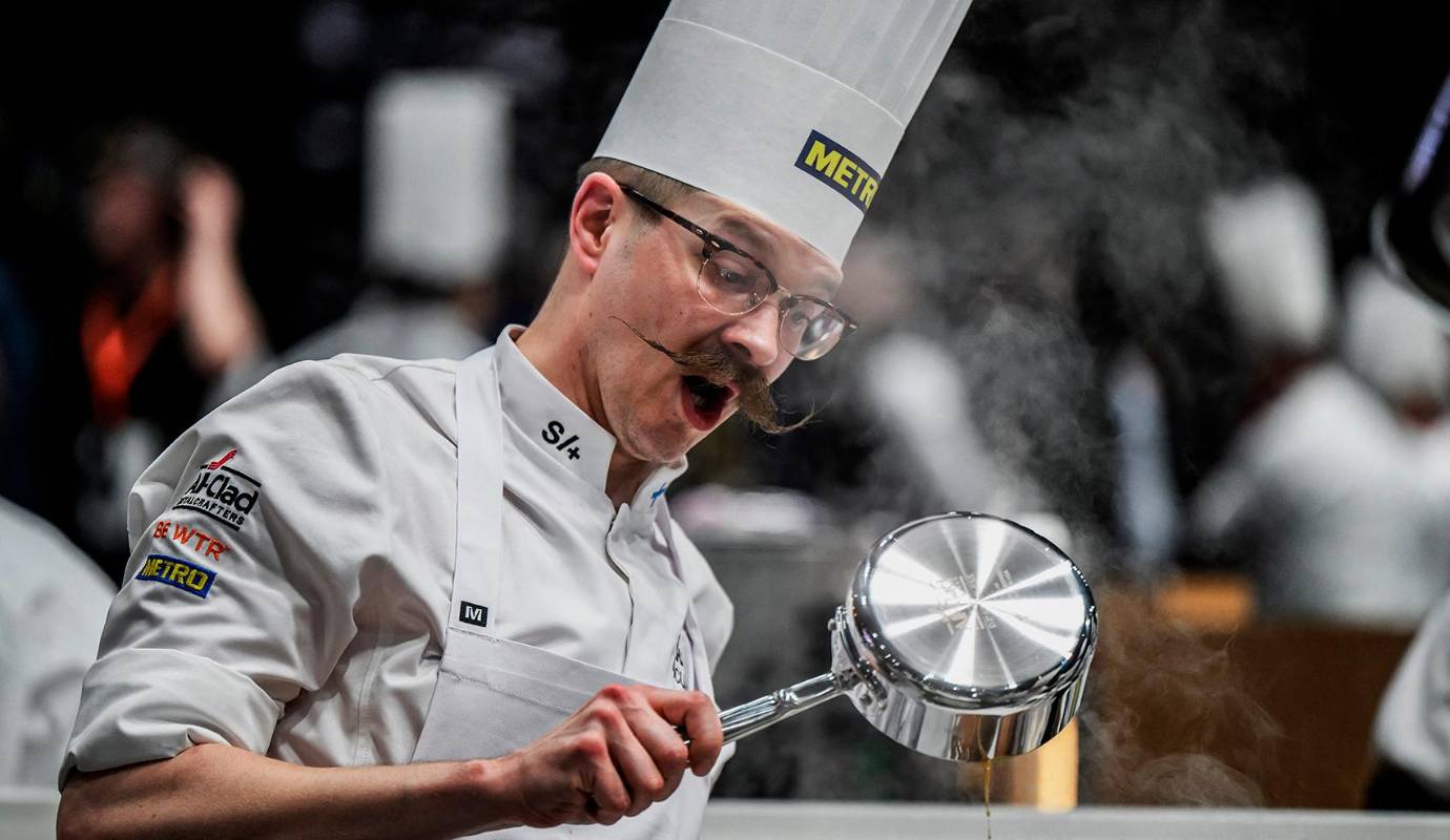 El Bocuse d’Or, mucho más que un simple concurso de cocina, se ha convertido en un referente global de la gastronomía, un verdadero laboratorio de innovación y un trampolín para las futuras estrellas culinarias. Foto: AFP