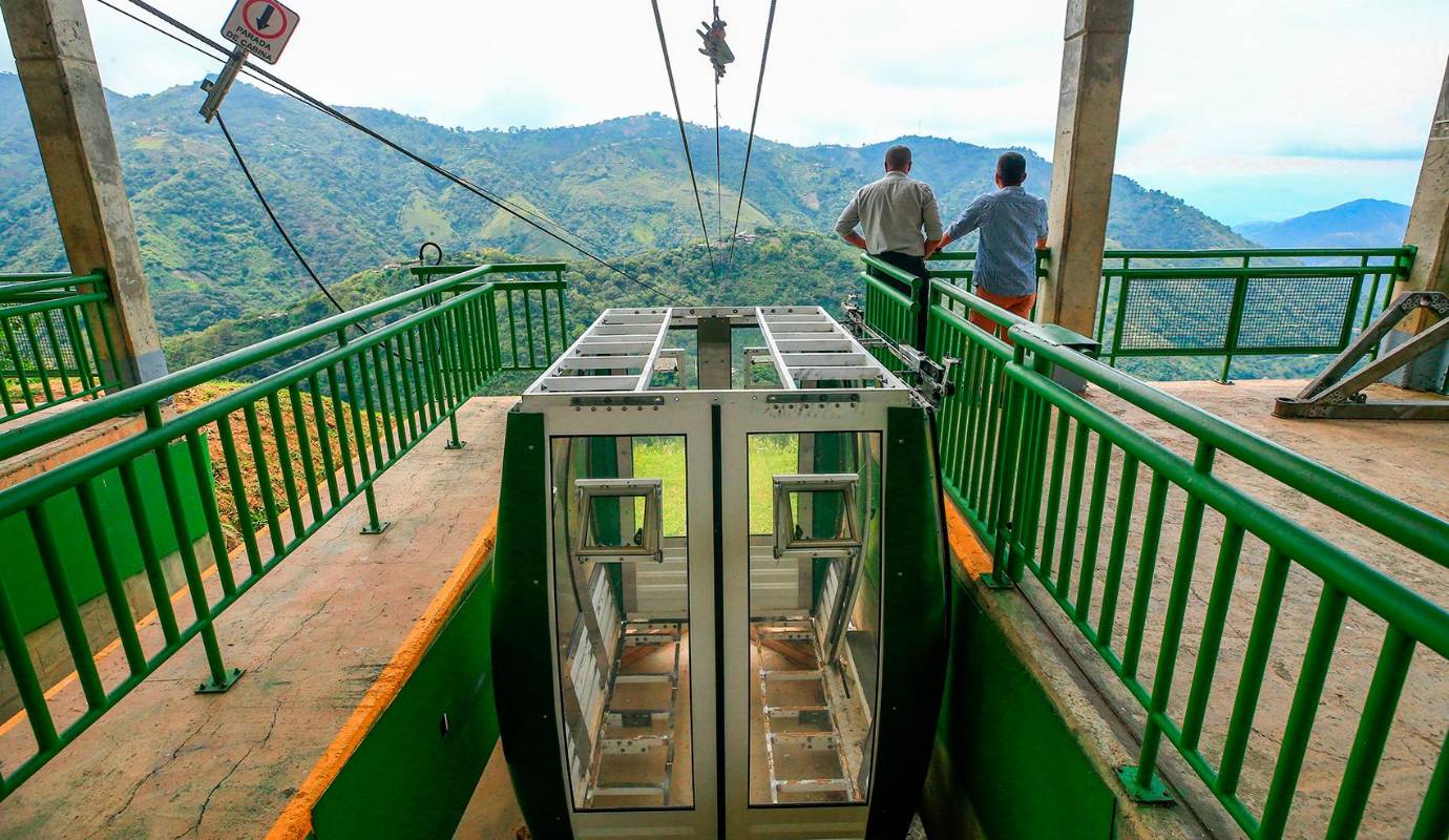 La Alcaldía de Medellín anunció una inversión de $25.000 millones para la reparación del teleférico de San Sebastián de Palmitas, una obra crucial para la movilidad de la comunidad. Foto: Camilo Suárez