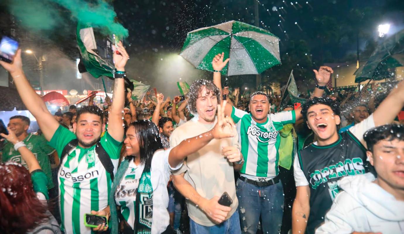 La noche de este domingo, la ciudad de Medellín se vistió de fiesta. Atlético Nacional se coronó campeón de la Liga BetPlay 2024-II tras vencer 2-0 a Deportes Tolima en el partido de vuelta de la final, desatando una euforia que se extendió por toda la ciudad. Foto: Esneyder Gutiérrez