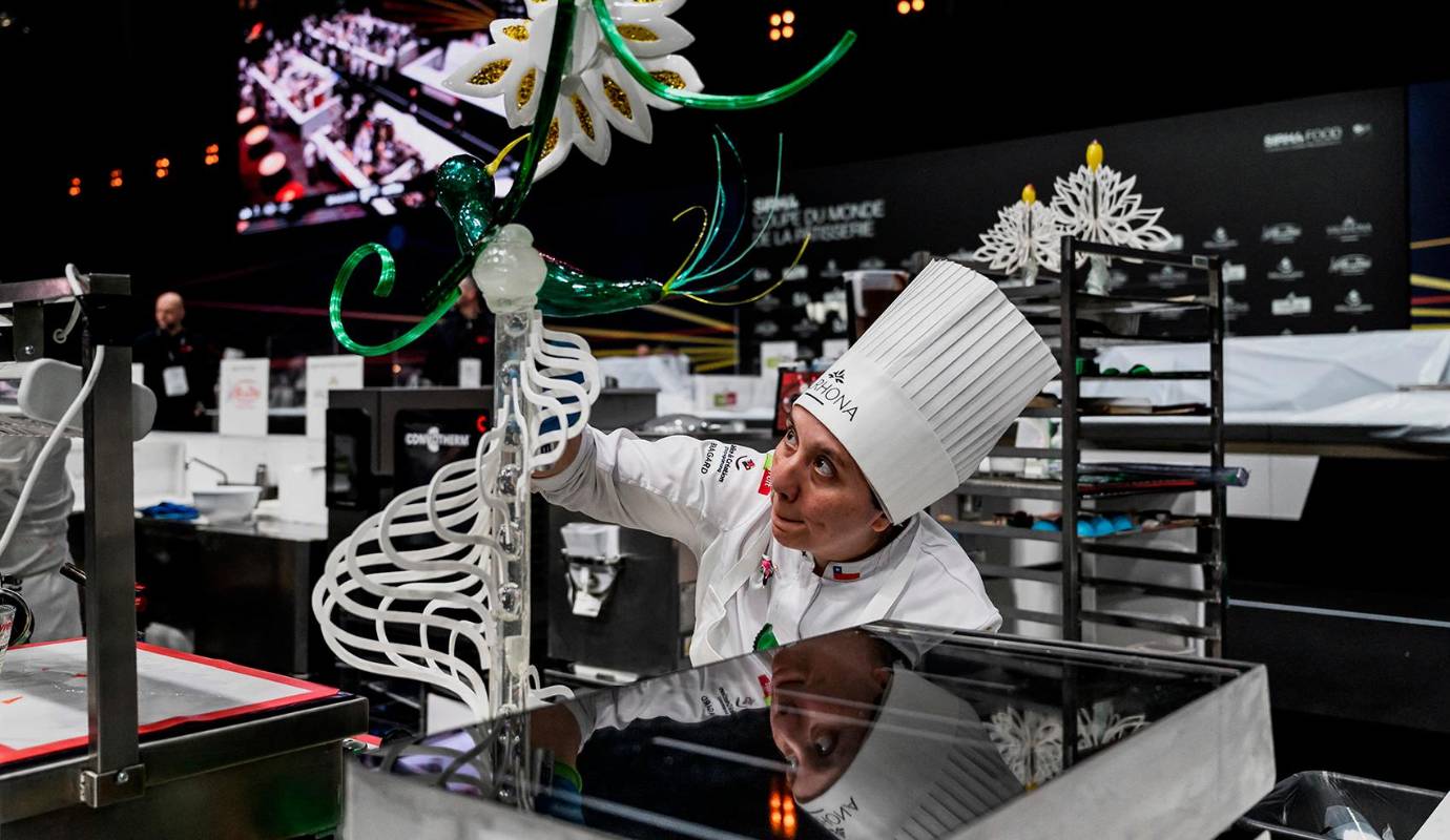 En esta edición, Colombia estuvo representada por el chef Diego Torres, quien competió junto a los chefs Paula Castillo, Dominique Oudin y su mentor Adrián Gérboles. Foto: AFP