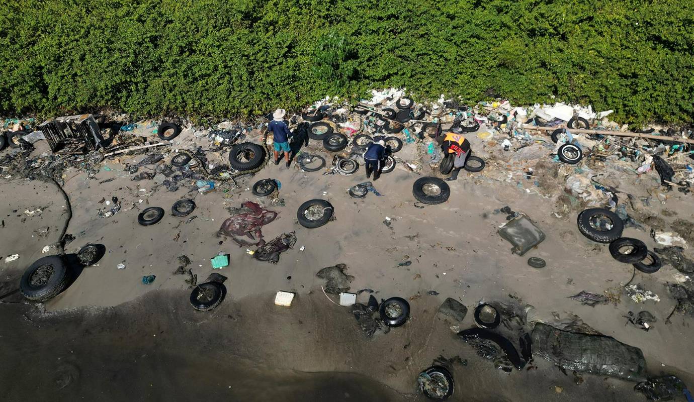Esta jornada de limpieza pone en evidencia la alarmante cantidad de residuos que llegan a la bahía, producto de la falta de infraestructura de saneamiento, el vertido indiscriminado de basura y el impacto de la actividad humana. Foto: AFP