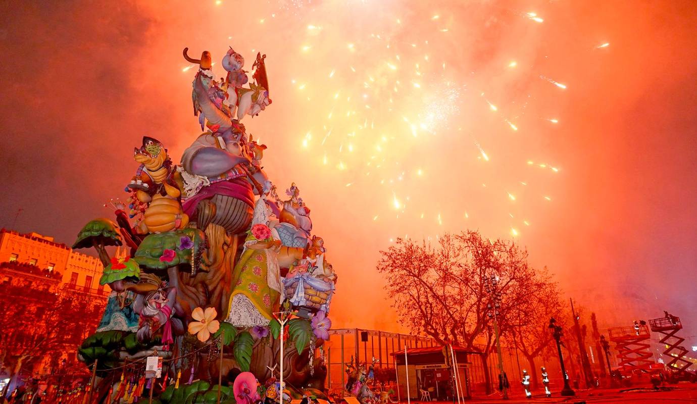 Cada mes de marzo, Valencia se convierte en el epicentro de una de las festividades más espectaculares y tradicionales de España: Las Fallas. Esta celebración, es un homenaje a San José, patrón de los carpinteros. Foto: AFP