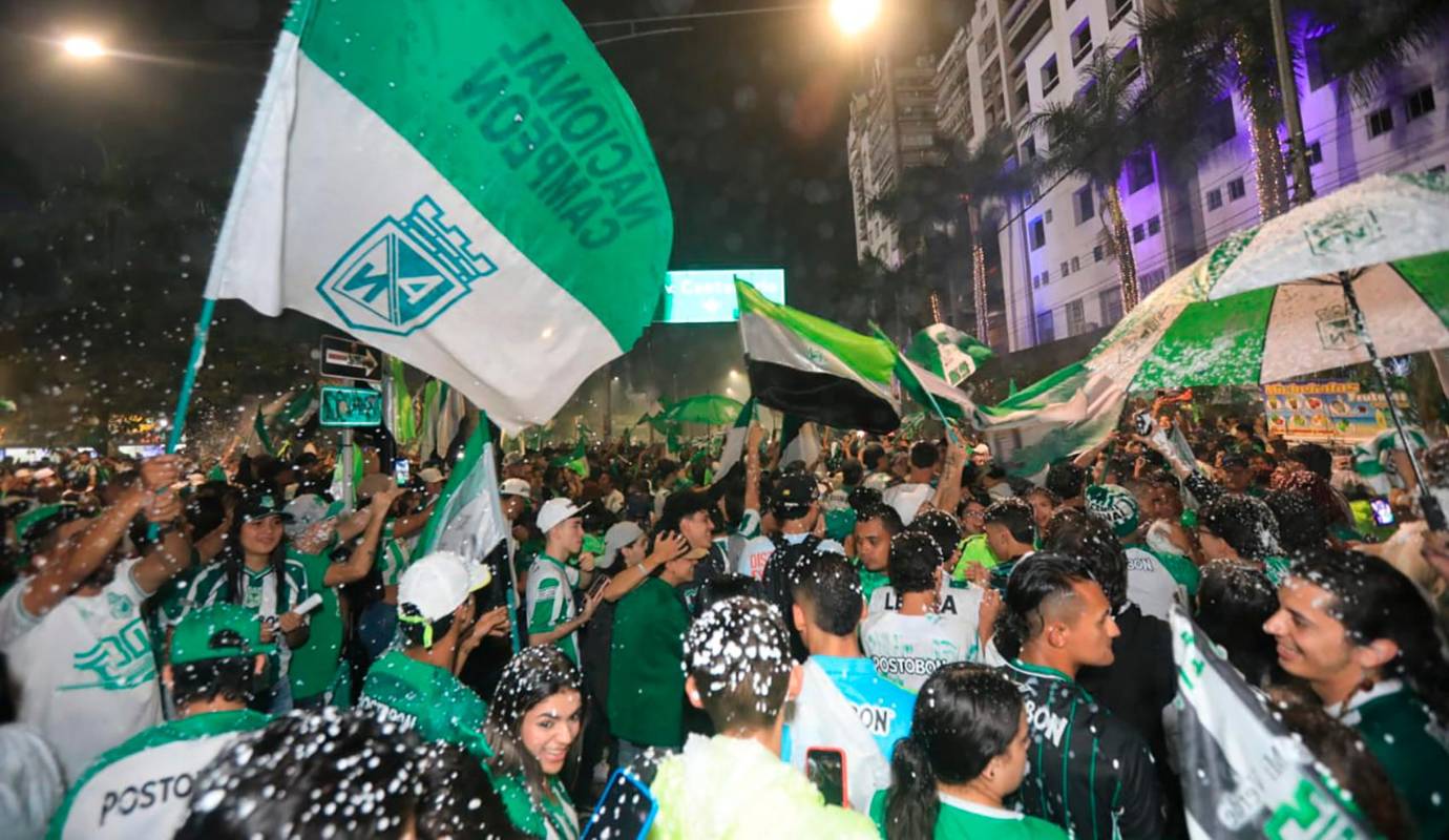 Las calles de Medellín se convirtieron en una marea verde. Miles de hinchas salieron a las calles a celebrar el título de su equipo, coreando cánticos, ondeando banderas y desatando una algarabía que se prolongó durante toda la noche. Foto: Esneyder Gutiérrez