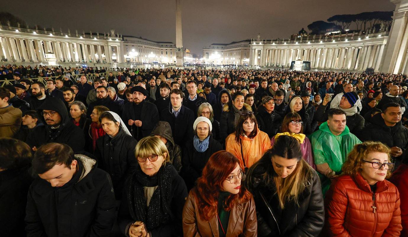 Fieles asisten al rezo del rosario por el Papa Francisco en la Plaza de San Pedro del Vaticano. El Pontífice, se encuentra internado en el Policlínico Gemelli de Roma y permanece en estado crítico de salud debido a una neumonía bilateral que requiere oxígeno suplementario. Foto: AFP