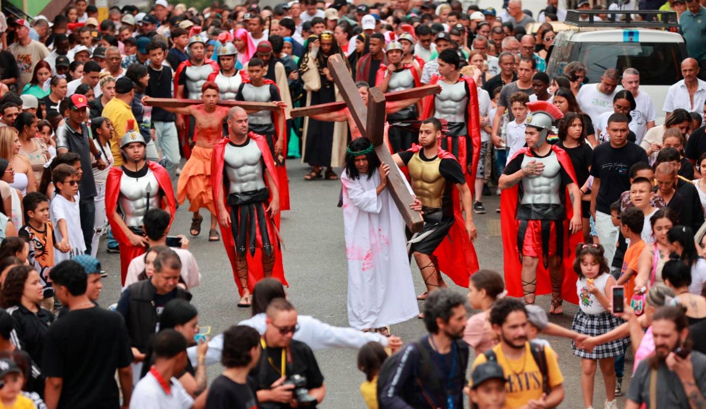 Ciento de personas acompañaron con cantos y rezos el Viacrucis en vivo que este año ajustó 33 representaciones por las calles del barrio. Foto: Manuel Saldarriaga