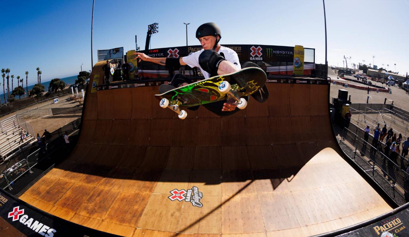 Tony Hawk está en Medellín, volando en su tabla y disfrutando del skateboarding. Foto: GETTY