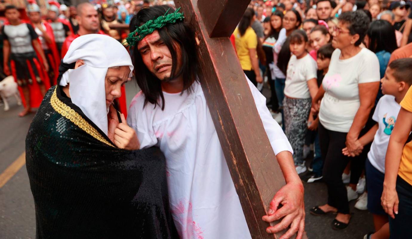 María llora ante su hijo que vive un doloroso camino hasta el lugar donde va ser crucificado, una de las tantas escenas del Viacrucis en vivo. Foto: Manuel Saldarriaga