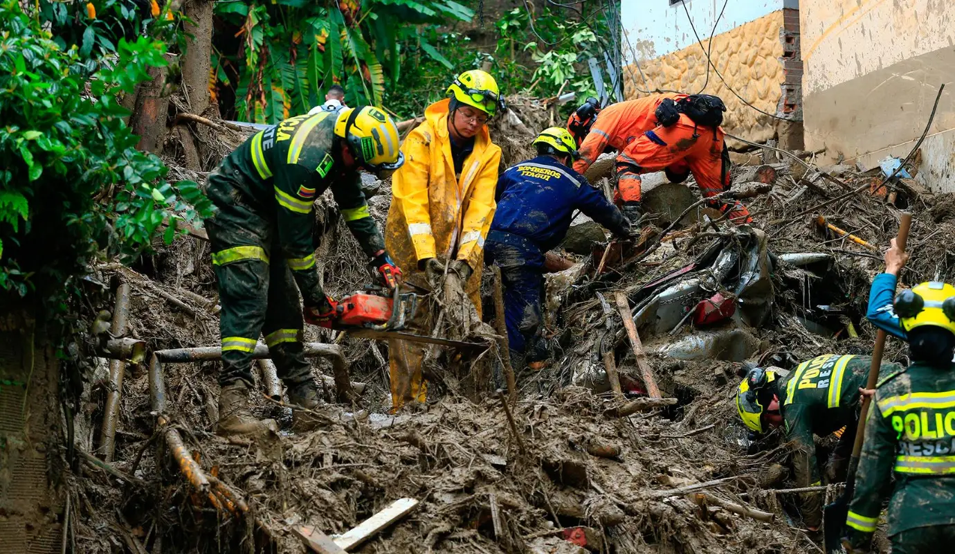 La Alcaldía de Itagüí confirmó este lunes que las precipitaciones, que se extendieron por varias horas, desataron una avenida torrencial que impacto zonas residenciales, dejando un muerto, inundaciones, deslizamientos y colapso de estructuras. Foto: Camilo Suárez