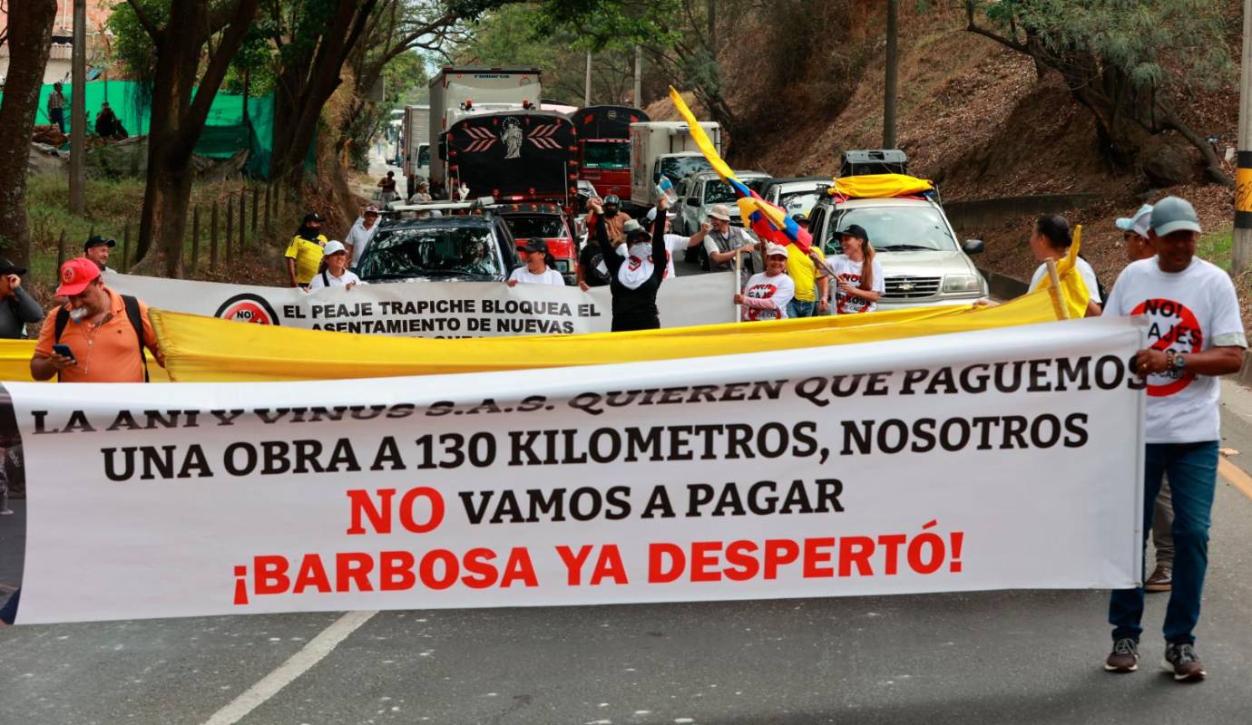 Un grupo cercano a los cincuenta manifestantes con pancartas comenzaron a las siete de la mañana la marcha por plena doble calzada, desde la glorieta de Niquía y con dirección al norte del área metropolitana para finalizar en las casetas del peaje del Trapiche en Girardota. Foto: Manuel Saldarriaga
