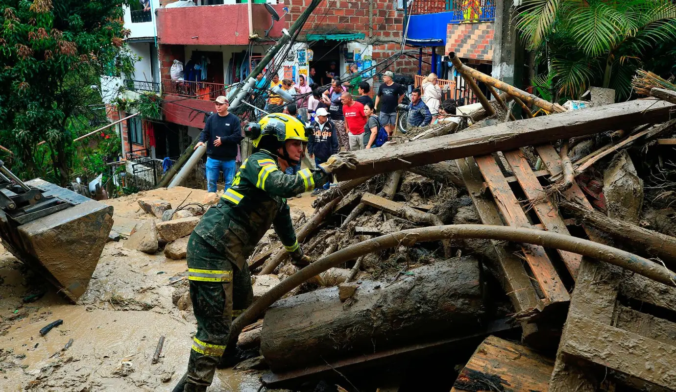 Las autoridades locales, incluyendo el Cuerpo de Bomberos, la Defensa Civil y la Policía, continúan realizando una evaluación exhaustiva de los daños en las zonas afectadas. Foto: Camilo Suárez