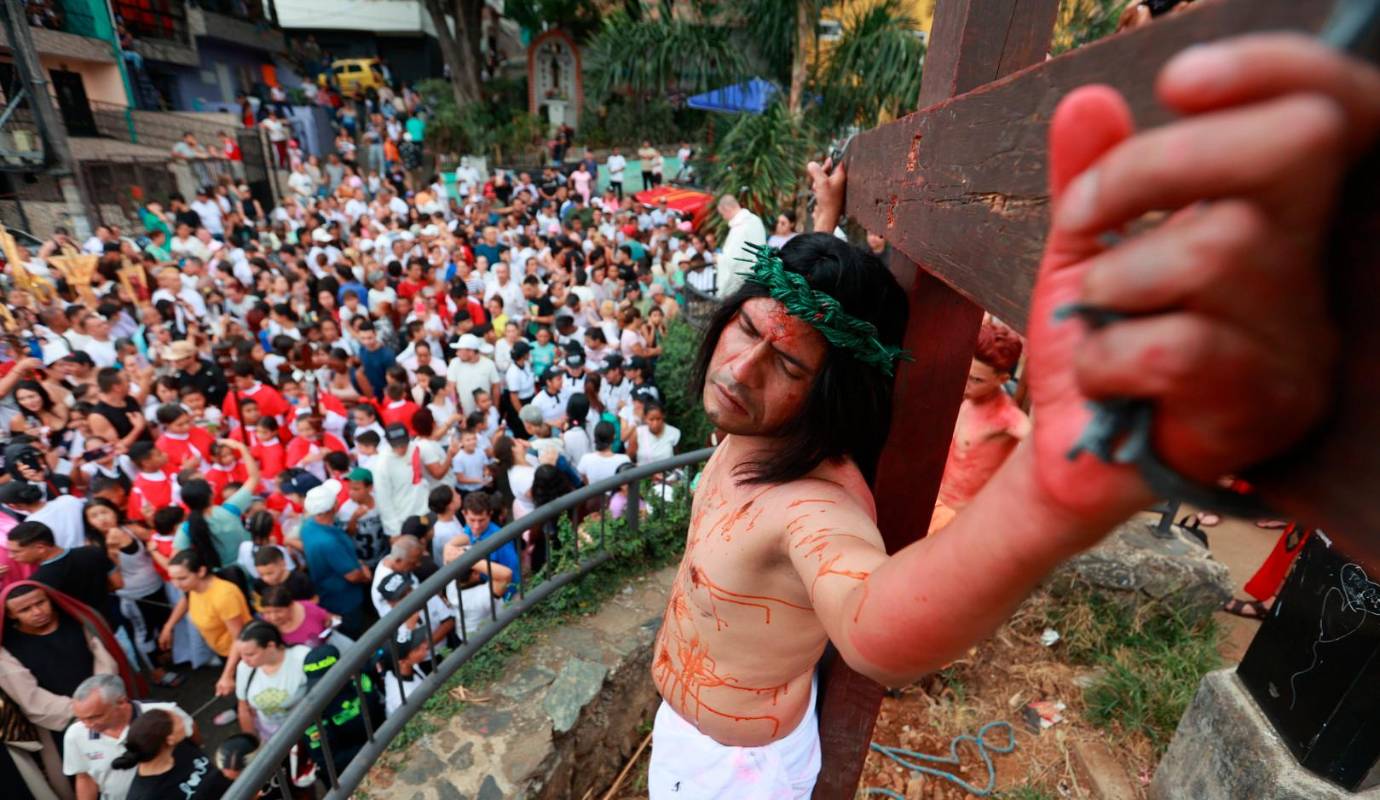 Cristo crucificado en el barrio Villa del Socorro donde realizaron el Viacrucis con representación en vivo. Foto: Manuel Saldarriaga