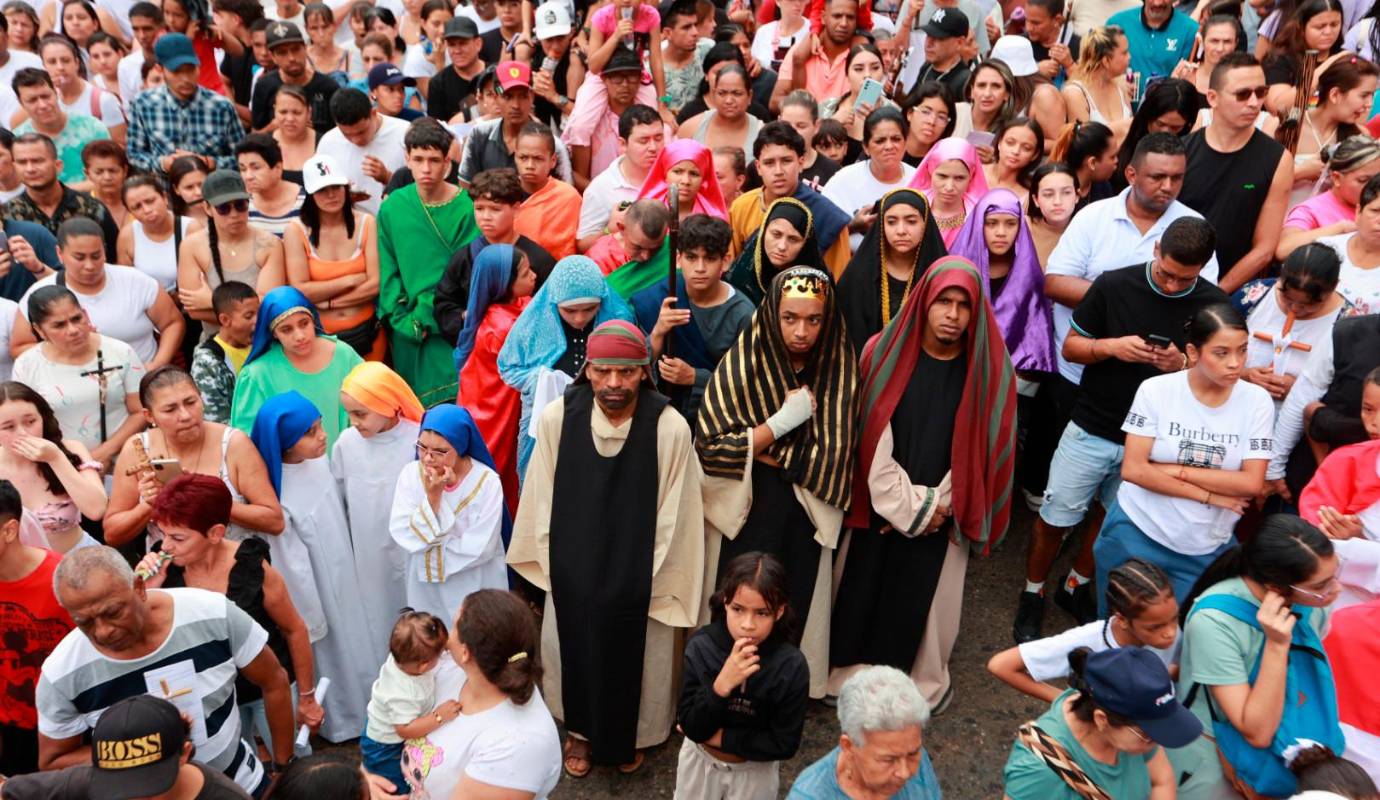 Con la representación los actores le muestran a los asistentes el dramático día en el que el hijo de Dios fue crucificado en la cruz. Foto: Manuel Saldarriaga
