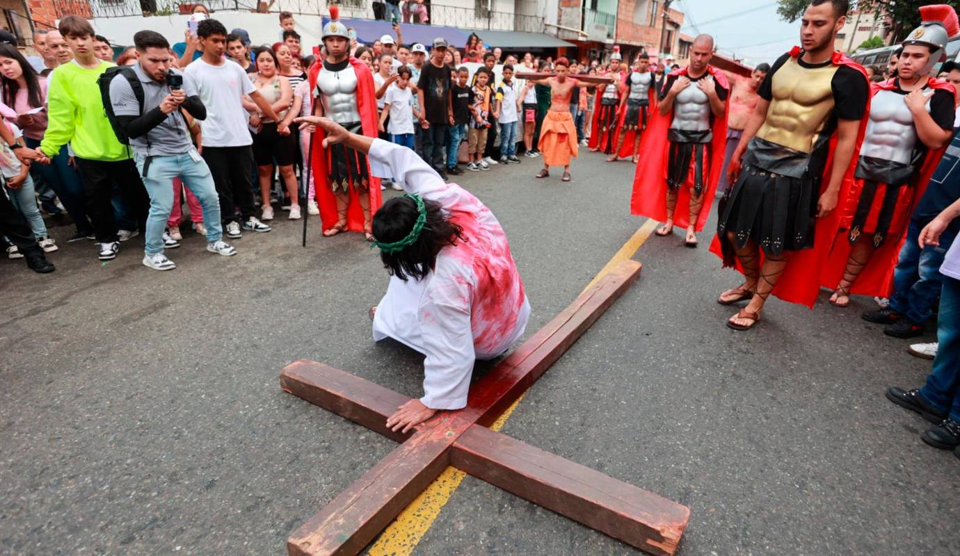 Esta procesión de Viernes Santo en la comuna nororiental de Medellín, es una tradición de fe que ha perdurado a lo largo del tiempo y es uno de los pocos eventos de este tipo que aún se llevan a cabo en la ciudad. Foto: Manuel Saldarriaga