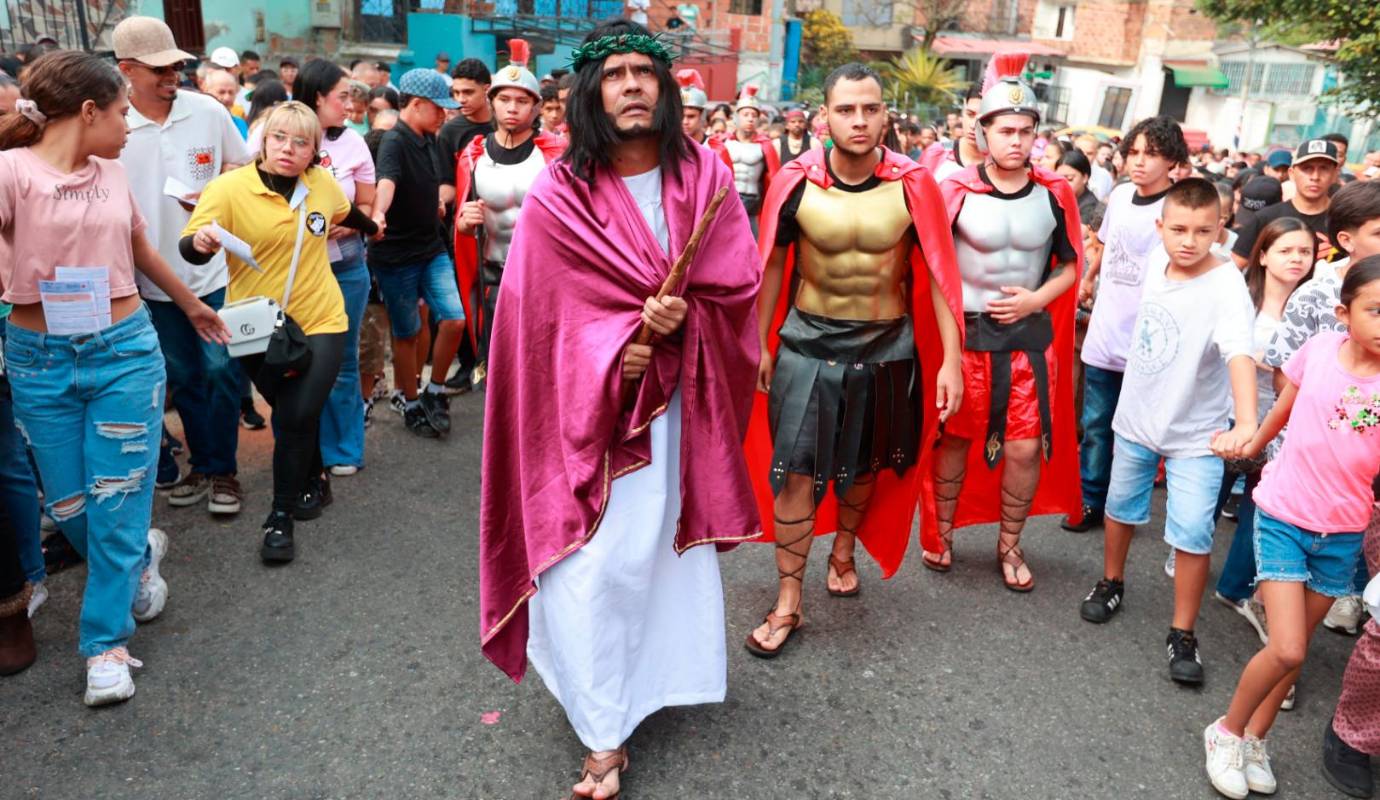 El principal objetivo de esta representación es fomentar la espiritualidad, especialmente entre los jóvenes de la comunidad. El Viacrucis atrae a turistas, así como a personas de diferentes barrios de Medellín, junto con la comunidad local que reside en el barrio. Foto: Manuel Saldarriaga