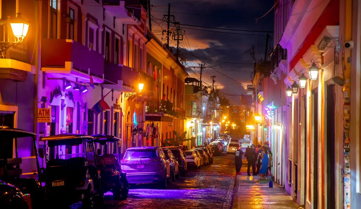 Recorrer el Viejo San Juan al caer la tarde es adentrarse en un escenario detenido en el tiempo, donde la modernidad del Caribe cede el paso a la solemnidad de la historia. Foto: Juan Antonio Sánchez 