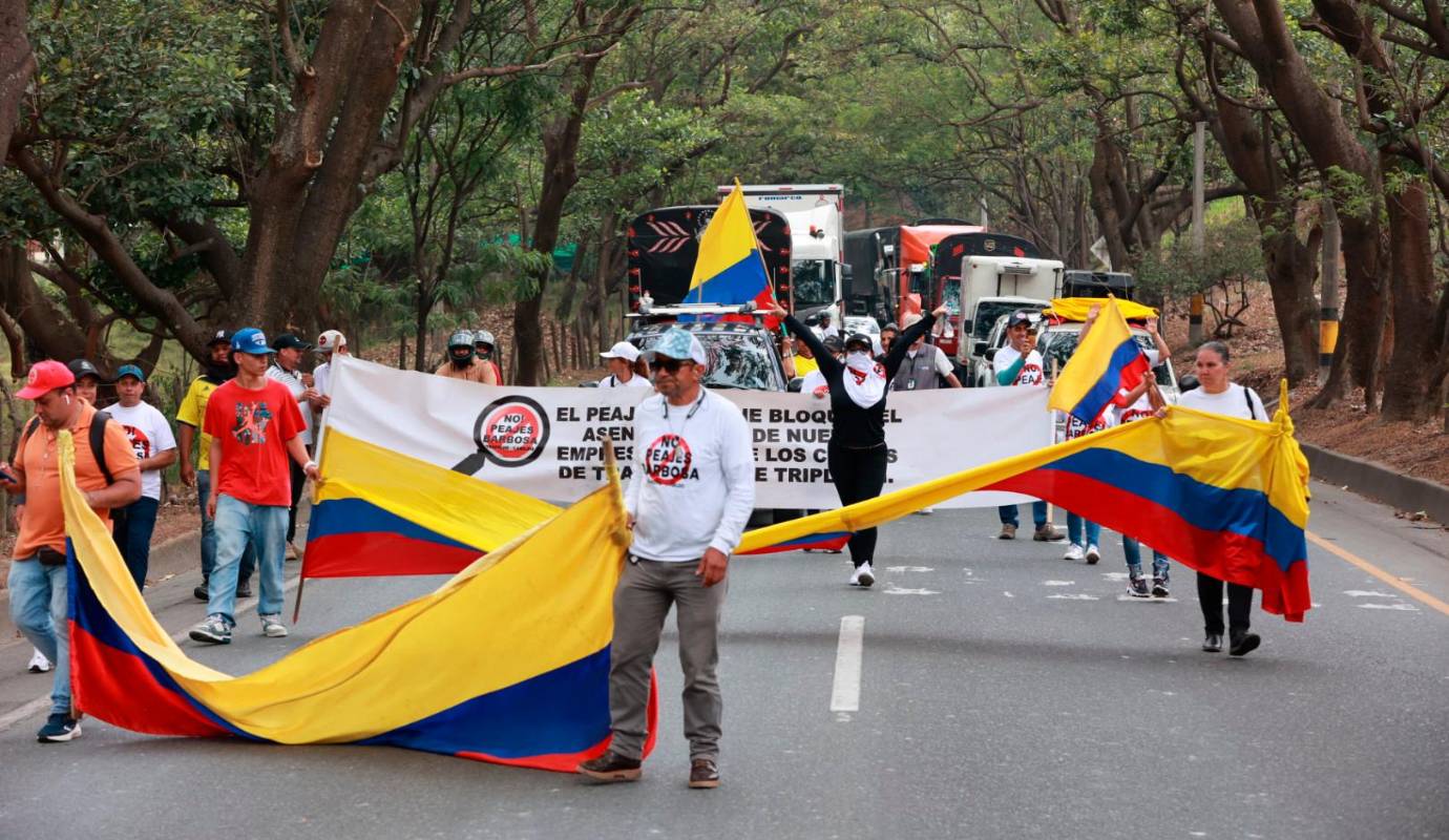 “Con esta marcha pacífica queremos demostrar que no estamos peleando sino protestando por una causa justa”, expresó Roger Gómez, miembro de la veeduría 011 y del Comité No Más Peajes en Barbosa. Foto: Manuel Saldarriaga