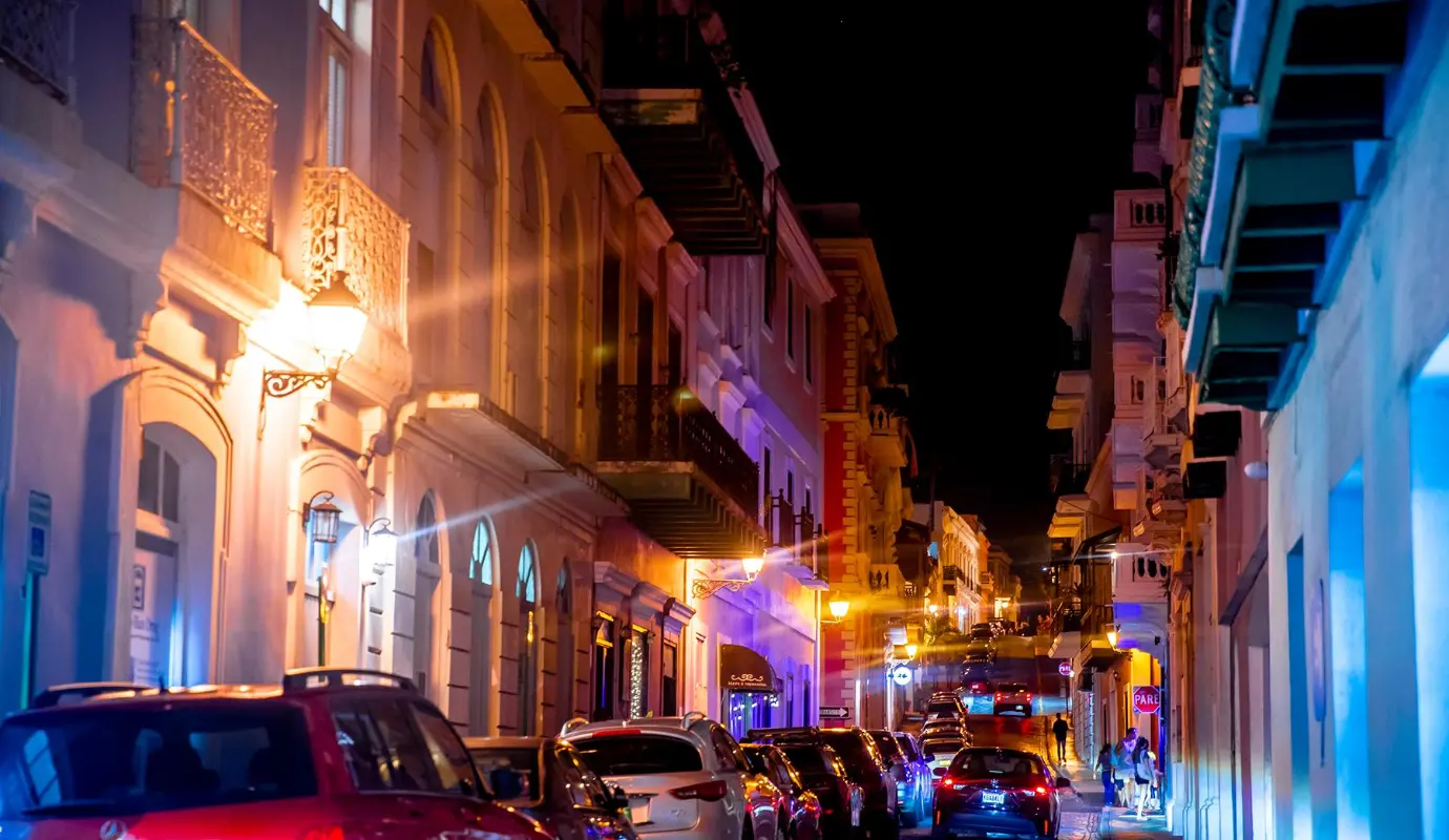 La preservación del paisaje urbano nocturno en el Viejo San Juan se ha convertido en un pilar fundamental para el turismo y la identidad puertorriqueña. Foto: Juan Antonio Sánchez 