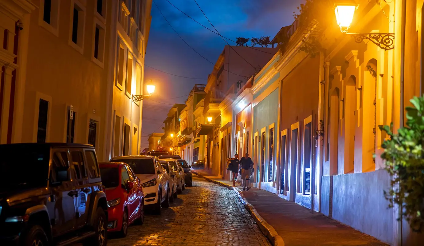 Cada noche, el Viejo San Juan reafirma su valor como patrimonio histórico y cultural, ofreciendo una experiencia que mezcla tradición, belleza y vida urbana en un entorno que parece suspendido entre el pasado y el presente. Foto: Juan Antonio Sánchez 