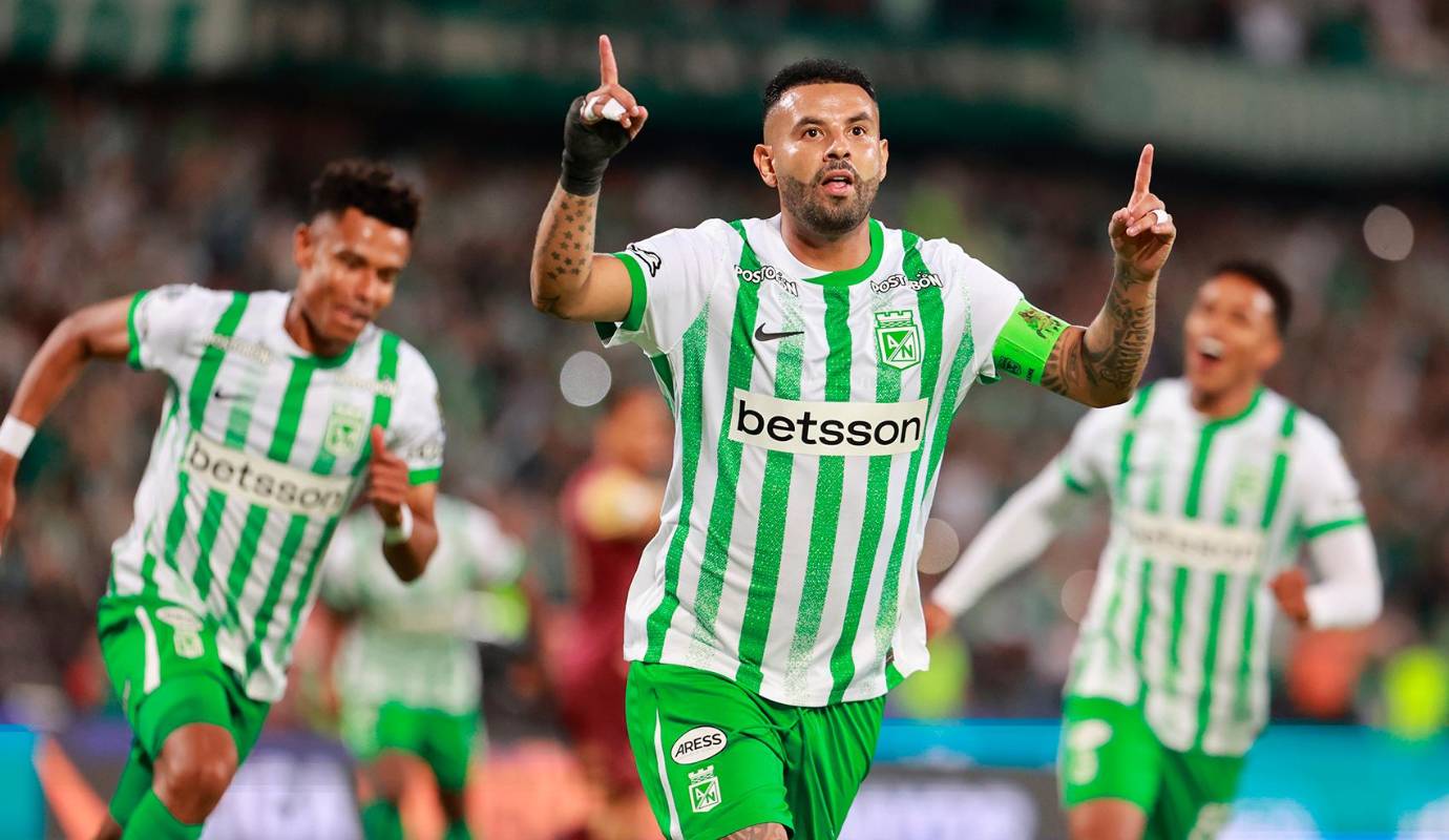 El primer rugido de la noche llegó a los 8 minutos, Edwin Cardona, con su precisión característica, ejecutó un penalti y marcó su gol número 40 con la camiseta verdolaga, abriendo el marcador y desatando la euforia en el estadio. Foto: Manuel Saldarriaga Quintero