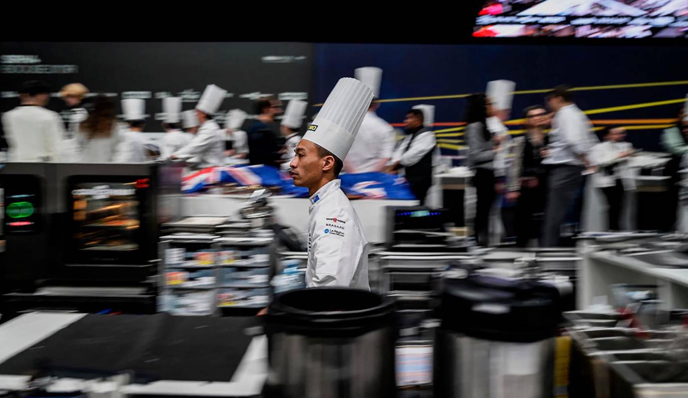 Además de ser un trampolín profesional, el Bocuse d’Or es un espacio donde las naciones participantes promocionan su cultura gastronómica, sus territorios y las tradiciones que enriquecen su identidad culinaria. Foto: AFP