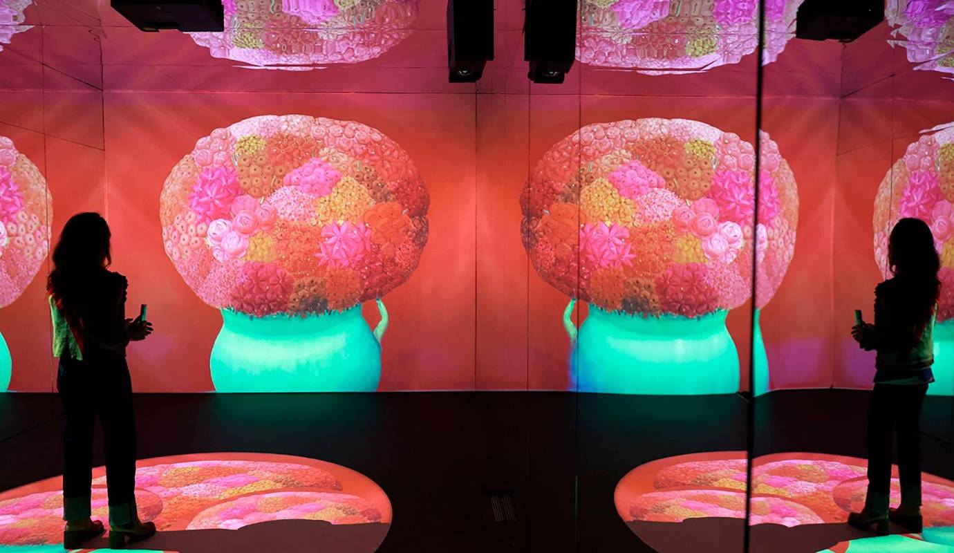  Uno de los atractivos más innovadores de la muestra es la proyección inmersiva, que transporta a los asistentes al universo de Botero mediante tecnología digital, envolviéndolos en sus colores vibrantes y figuras monumentales. Foto: AFP