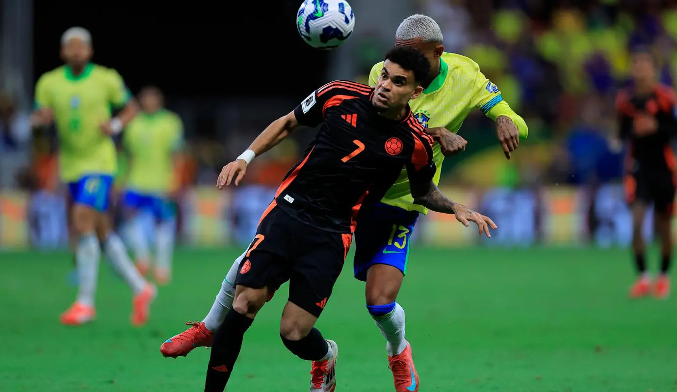 Colombia, con el corazón en la mano y el sudor de la batalla impregnado en la camiseta, estuvo a segundos de sacar un empate dorado en tierras brasileñas, pero un golpe de infortunio en el tiempo de adición sepultó su sueño, dejando un sabor amargo en la boca de los jugadores y aficionados colombianos. Foto: GETTY