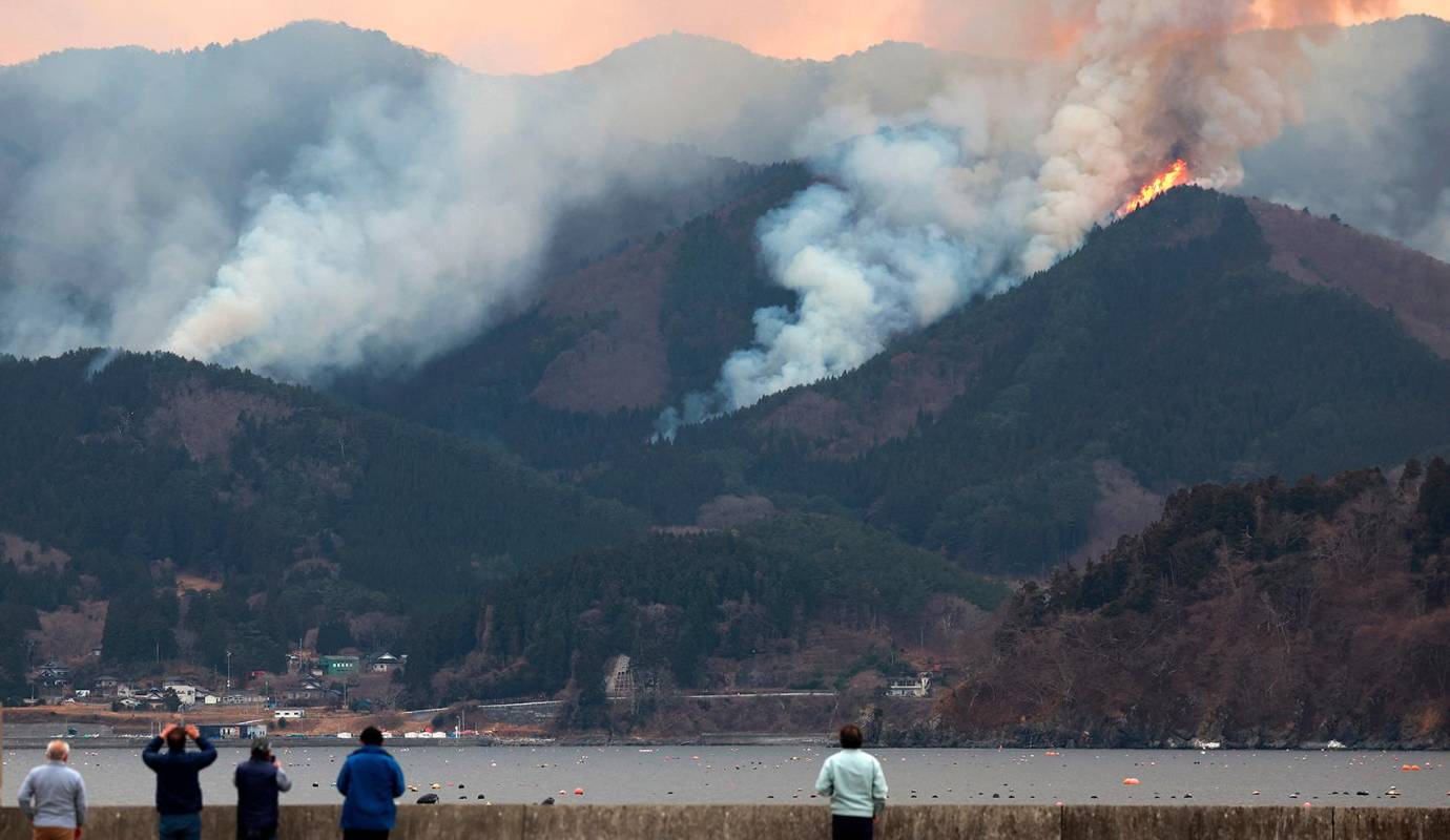 El mayor incendio forestal registrado en Japón en las últimas tres décadas continúa propagándose sin control en la localidad de Ofunato, ubicada en la prefectura de Iwate, en el noreste del país. Foto: AFP