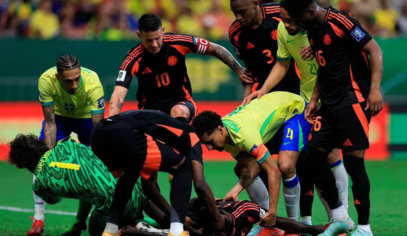 El partido se detuvo momentáneamente cuando un fuerte choque de cabezas entre Dávinson Sánchez y Alisson obligó a ambos a abandonar el campo. Foto: GETTY