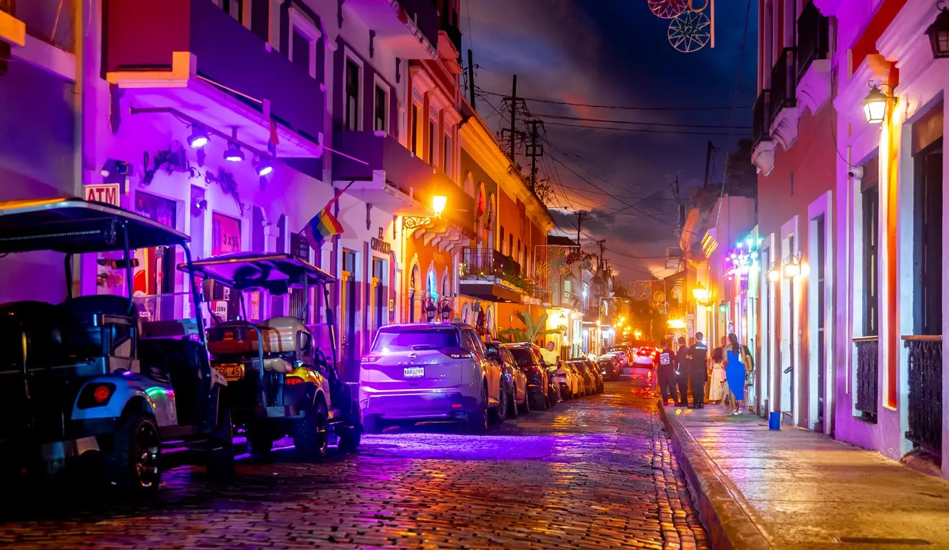 La experiencia nocturna no es solo un paseo turístico, sino un encuentro con la arquitectura militar y civil española que define a una de las ciudades más antiguas de América, ofreciendo una de las estampas más pintorescas y conservadas de toda la región. Foto: Juan Antonio Sánchez 