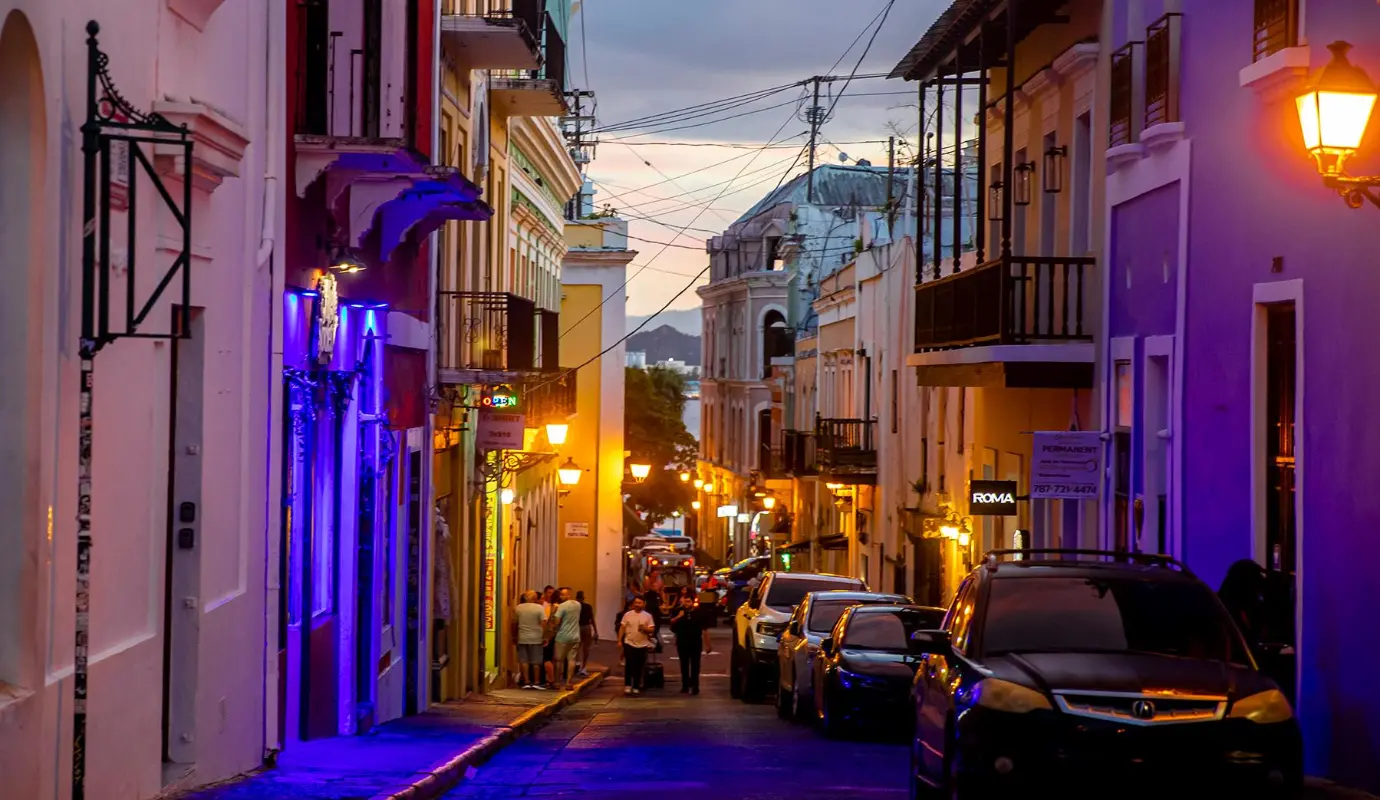 La ciudad, Patrimonio de la Humanidad, invita a un recorrido pausado donde cada esquina revela un nuevo detalle arquitectónico que muchas veces suele pasar desapercibido bajo la intensa luz del día. Foto: Juan Antonio Sánchez 