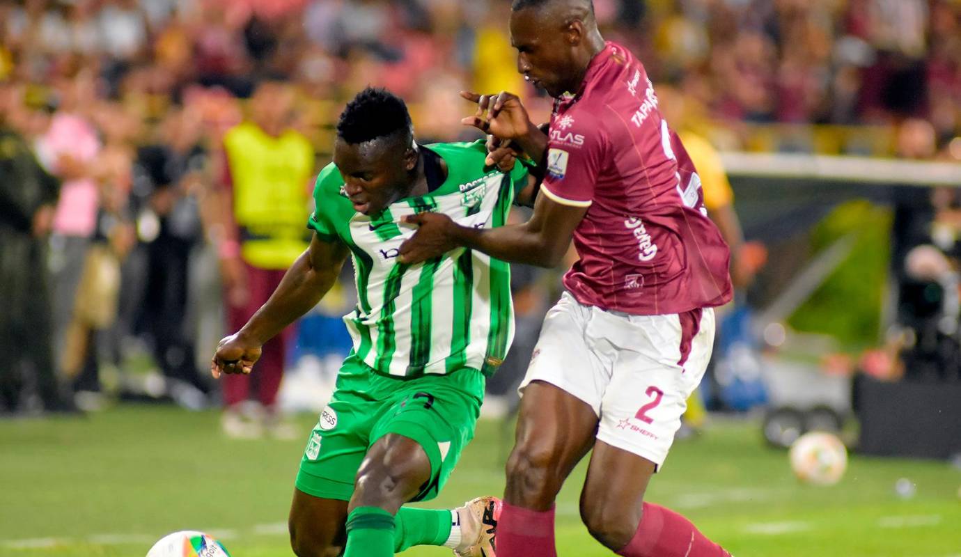 A los 35 minutos, Viveros robó un balón clave en campo rival, encaró con valentía a la defensa tolimense y sacó un remate que exigió al portero William Cuesta. El rebote cayó en los pies de Dairon Asprilla, quien con sangre fría definió para abrir el marcador. Foto: Colprensa