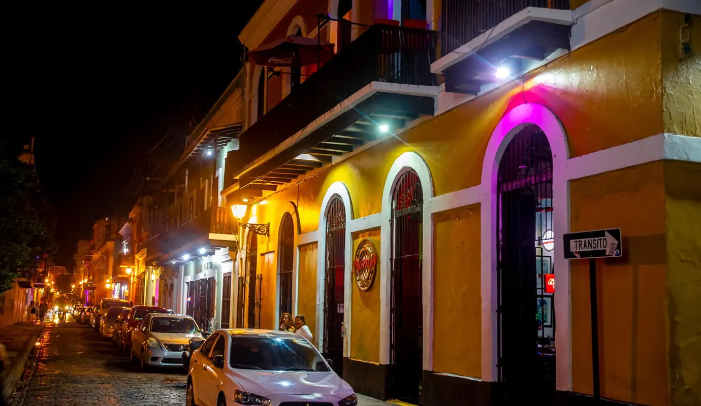 En la noche, la articulación entre la iluminación moderna y la estética colonial permite que los elementos originales, como los adoquines azules (calcina) y los muros de mampostería, se mantengan como protagonistas principales del paisaje. Foto: Juan Antonio Sánchez 