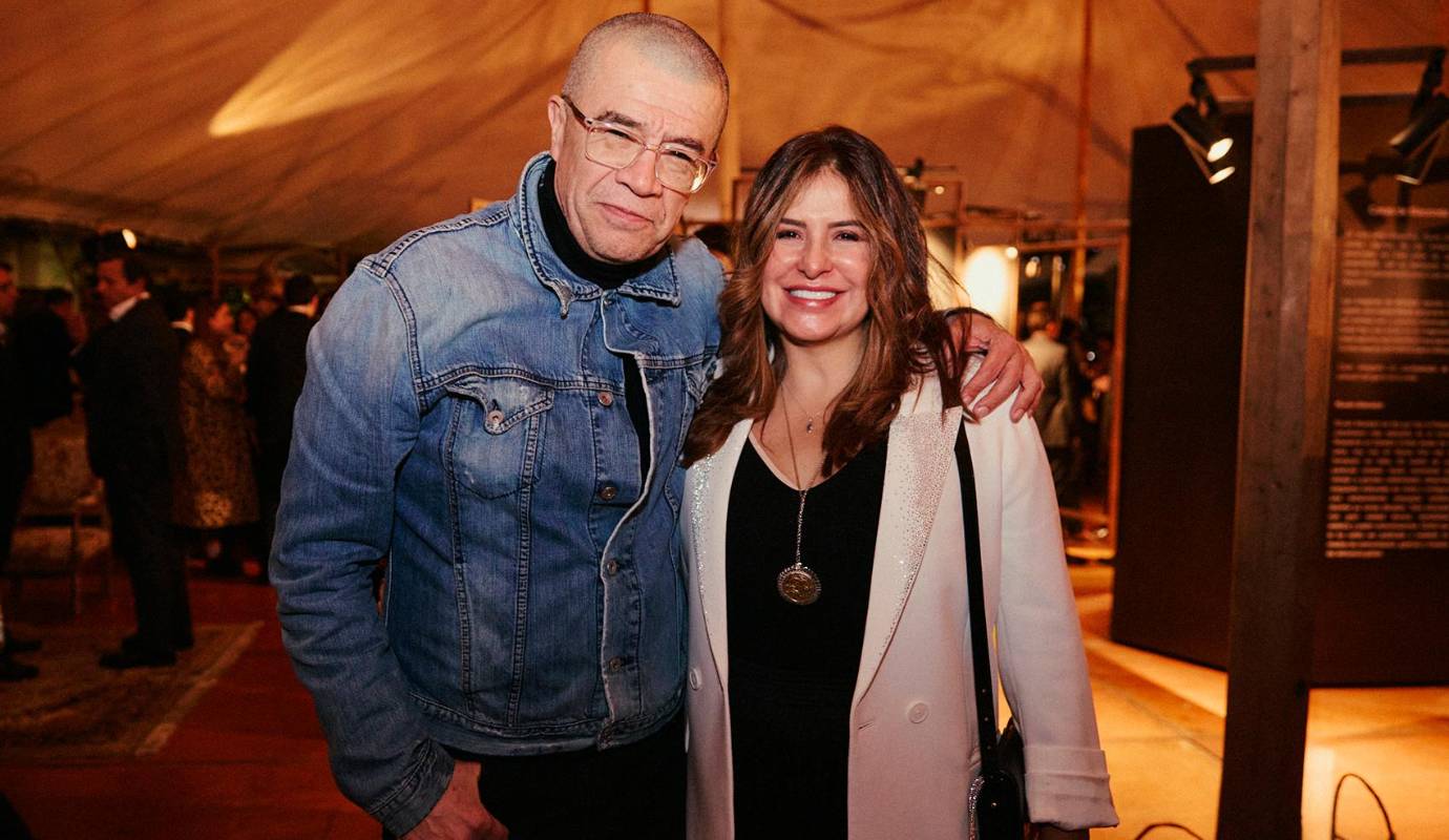 Director y productor Dago García acompañado de su esposa María Mercedes Sánchez. La producción ha sido calificada como una de las más ambiciosas de Netflix en la región, reflejando el compromiso de los creadores por respetar la esencia de la obra original. Foto: Colprensa