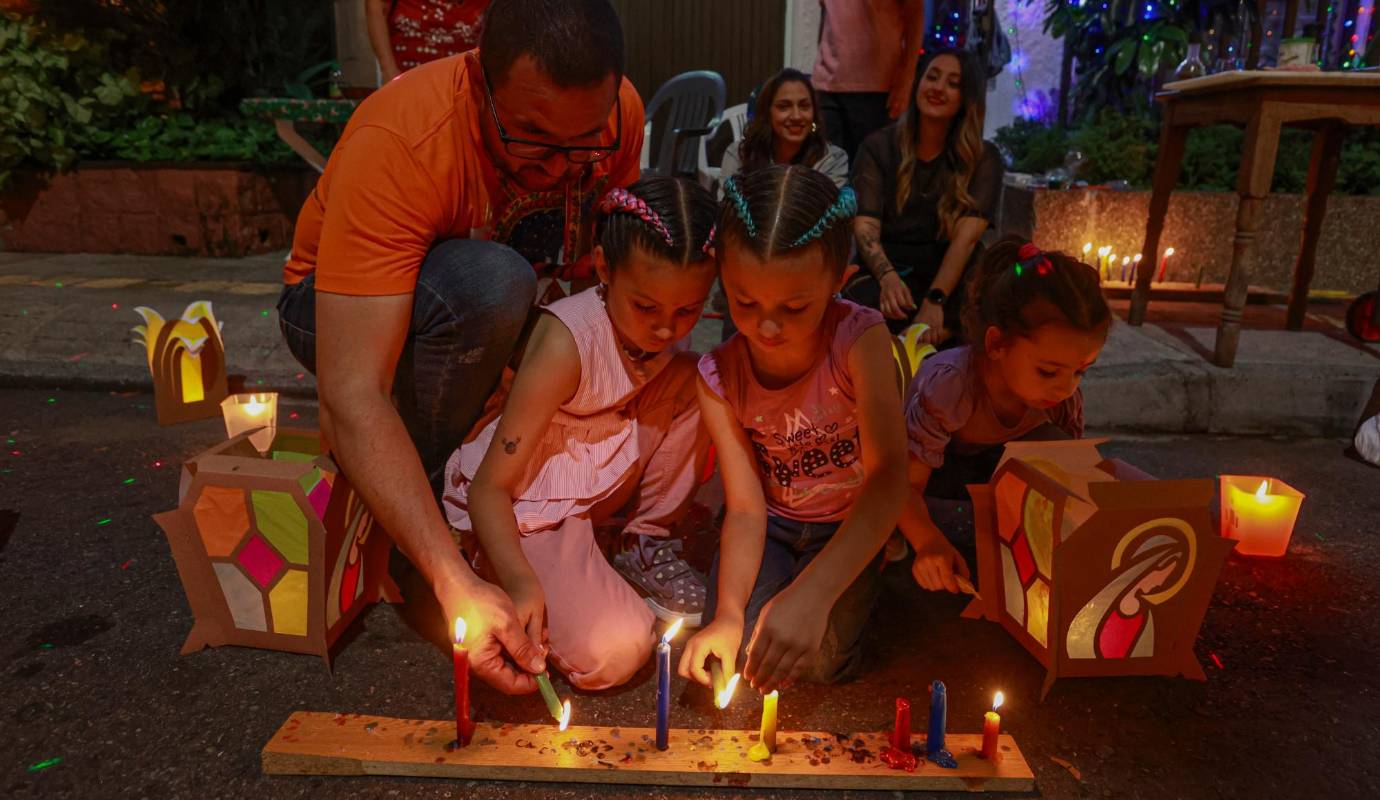 La Policía Metropolitana de Medellín reportó un comportamiento ejemplar por parte de la ciudadanía durante la primera noche de las festividades. El evento transcurrió en completa calma, lo que permitió a las familias disfrutar de la celebración con tranquilidad y seguridad. Foto: Manuel Saldarriaga Quintero.