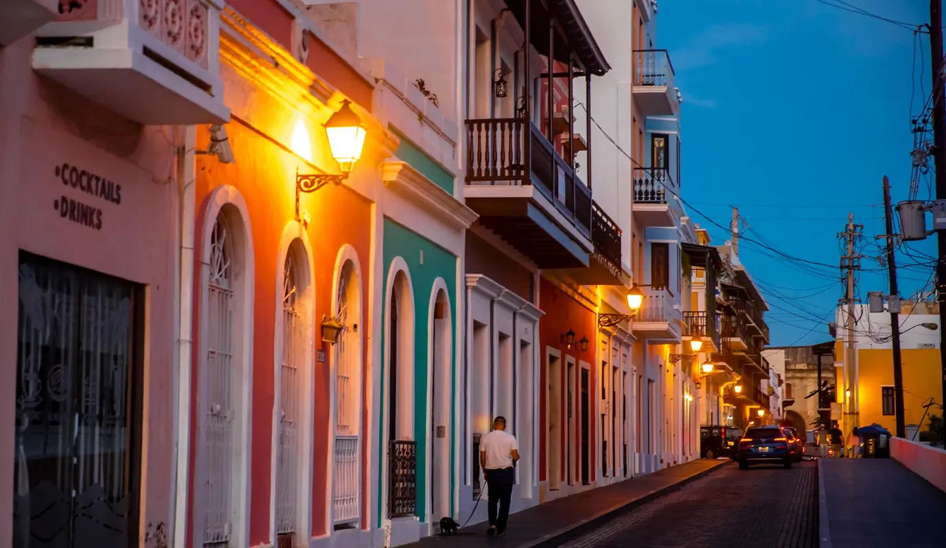 El Viejo San Juan se distingue por conservar gran parte de su esencia colonial, la cual se intensifica con la llegada de la noche cuando las farolas comienzan a iluminar calles empedradas y estrechos pasadizos que parecen detenidos en el tiempo. Foto: Juan Antonio Sánchez 