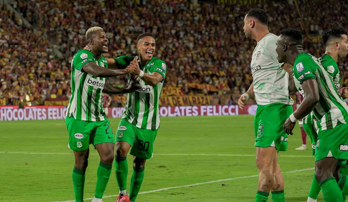 Atlético Nacional demostró una vez más su carácter y su capacidad para competir en las grandes citas. En un partido intenso y disputado, el equipo verdolaga logró rescatar un valioso empate 1-1 ante Deportes Tolima en la ida de la final de la Liga BetPlay. Foto: @nacionaloficial