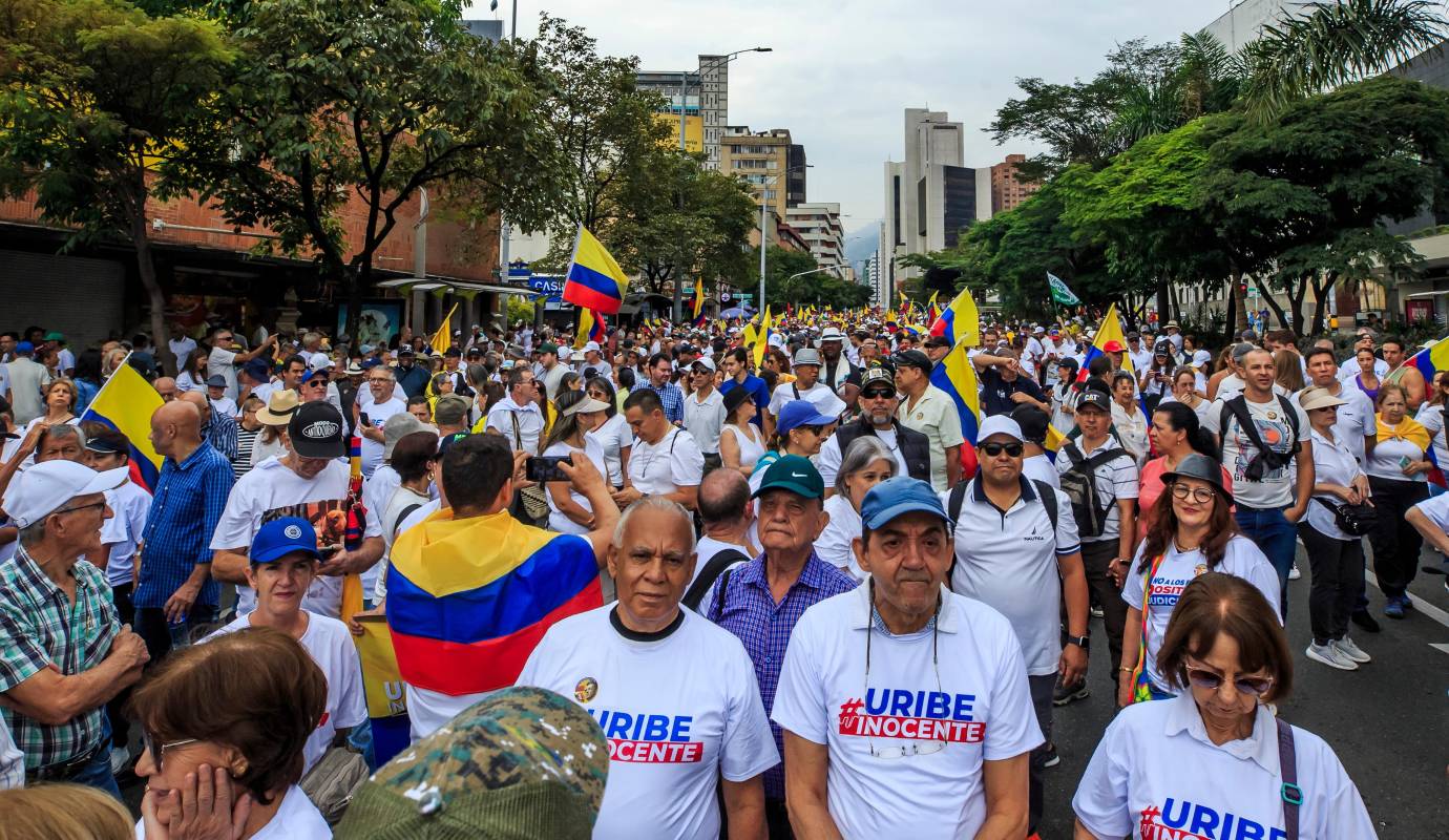 Cientos de personas, movidas por la solidaridad con el exmandatario, se manifestaron de manera pacífica por las principales vías de la capital antioqueña. Foto: Camilo Suárez Echeverry