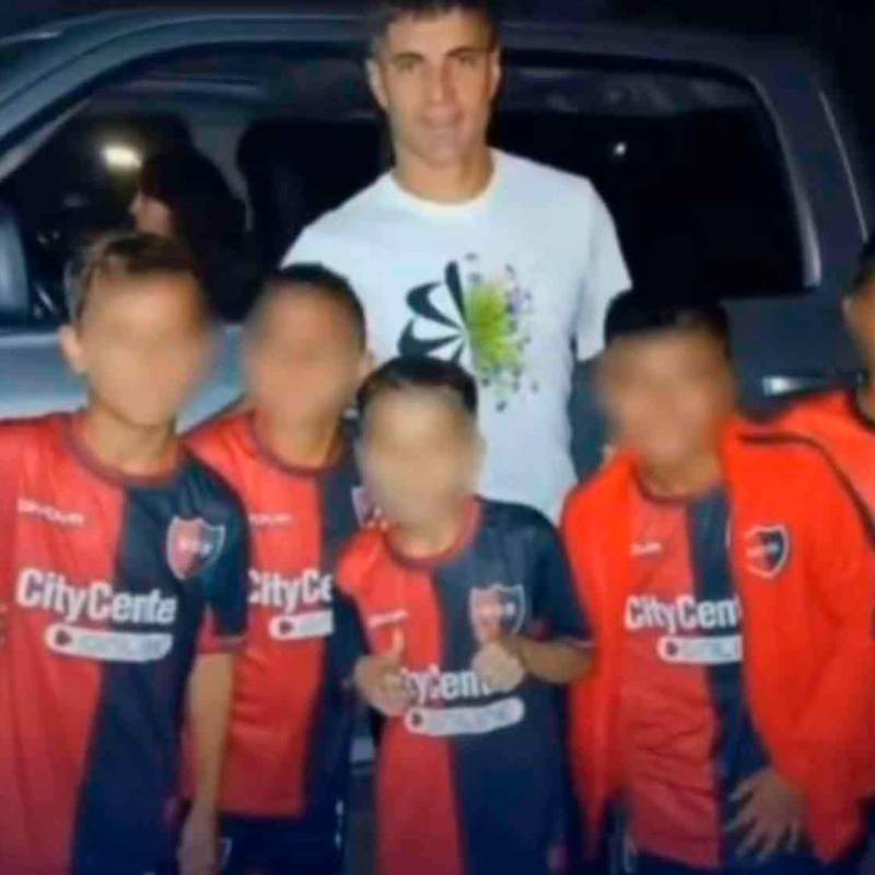 Estos son los menores que fueron sancionados por Newell´s Old Boys tras tomarse una foto con Ignacio Malcorra, jugador de Rosario Central. FOTO PANTALLAZO