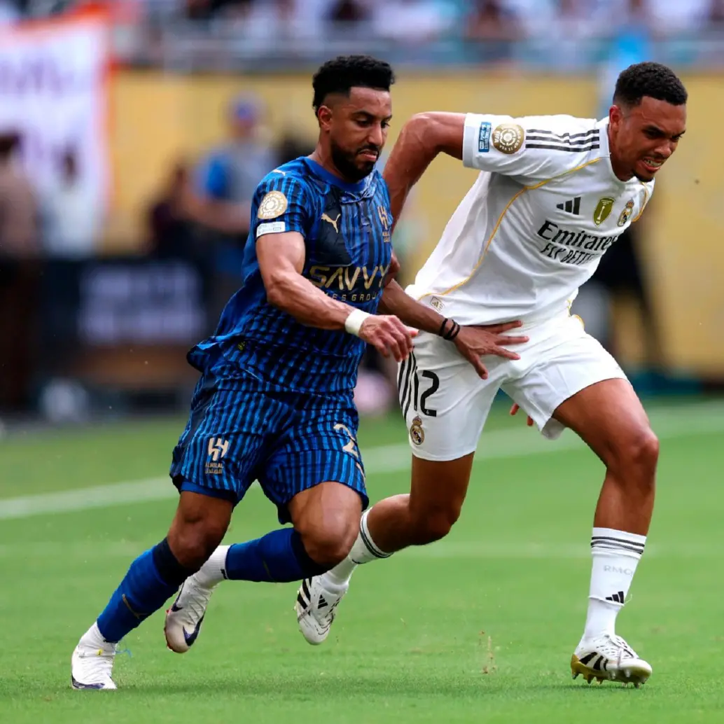 Trent Alexander-Arnold (derecha) hizo su debut oficial con la camiseta del Real Madrid. FOTO: GETTY