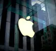 Con una base de usuarios superior a 2.000 millones de dispositivos activos, márgenes robustos y una fidelidad sin precedentes, Apple se mantiene como la marca más valiosa del planeta. FOTO: AFP.