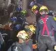 FOTO: Carlos Esteban Rebolledo fue rescatado con vida tras permanecer varias horas atrapado bajo los escombros en Cali, luego del terremoto de magnitud 7,4 que sacudió a Colombia. El operativo estuvo a cargo de organismos de emergencia y Bomberos de Bogotá. Captura de video