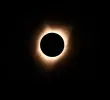 Los eclipses solares ocurren cuando la Luna se alinea entre la Tierra y el Sol, bloqueando su luz y permitiendo observar fenómenos únicos en el cielo. FOTO: AFP