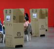 Mesas de votación vacías, un reflejo de un panorama marcado por la indecisión del electorado de cara a 2026. FOTO: JUAN ANTONIO SÁNCHEZ