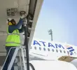 La prima del combustible para aviones sobre el crudo, casi cuatro veces su nivel de mediados de febrero, se espera que persista hasta que se reanude el transporte marítimo normal a través del Estrecho de Ormuz. FOTO: Cortesía Latam.