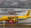 Pasajeros afectados buscan soluciones tras cancelación masiva de vuelos de Spirit Airlines en aeropuertos del país. FOTO AFP