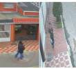 <span class=mln_uppercase_mln>Un</span><b><span class=mln_uppercase_mln> hombre y una mujer aparecen caminando detrás del joven sicario momentos antes de llegar a la zona donde se encontraba Miguel Uribe, en Modelia (Bogotá). FOTO: CAPTURA DE VIDEO</span></b>