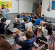 En Colombia, miles de estudiantes siguen enfrentando barreras para ingresar, mantenerse y terminar su trayectoria educativa, especialmente en los niveles de secundaria y educación superior. FOTO: EL COLOMBIANO
